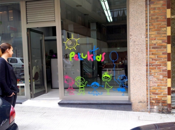 pelukids vinilo para escaparate en peluqueria por poison estudio paginas web en bilbao